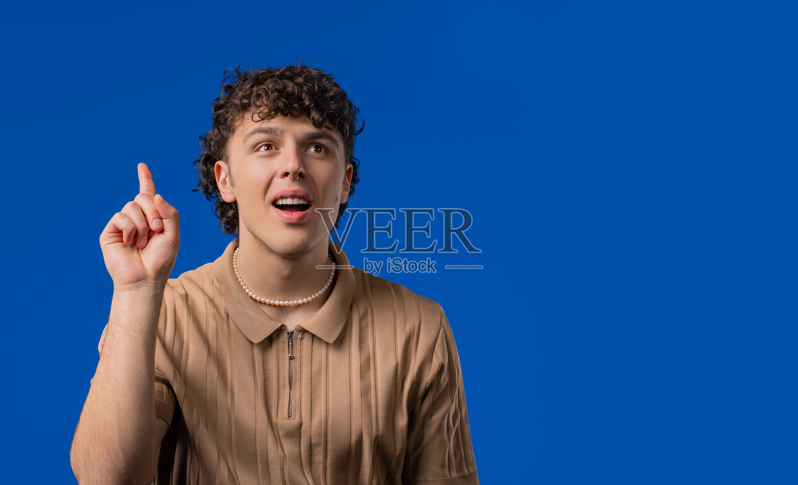 聪明的男人灵光一现，指着天空。解决方案。留白空间。照片摄影图片