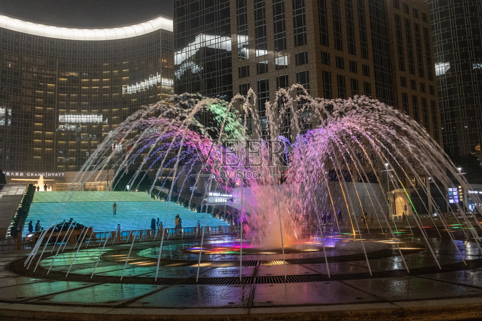 北京一家酒店外的五彩缤纷音乐喷泉。照片摄影图片