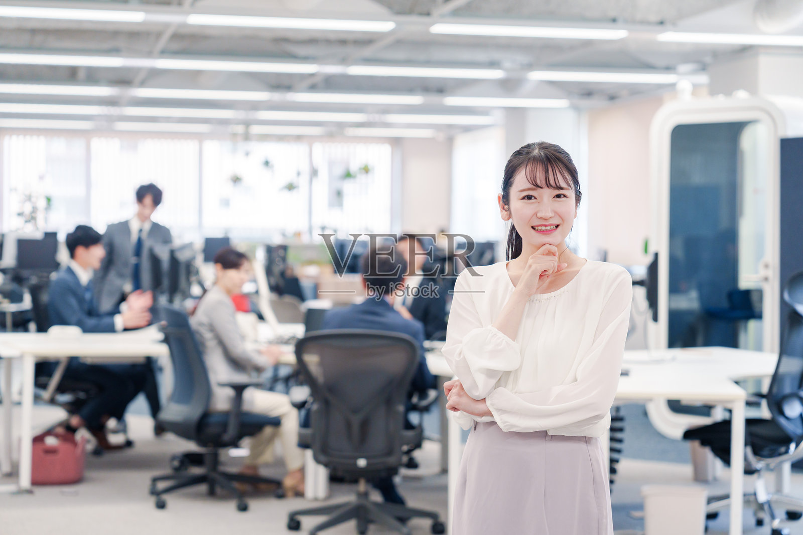 年轻女商人在办公室遇到麻烦照片摄影图片