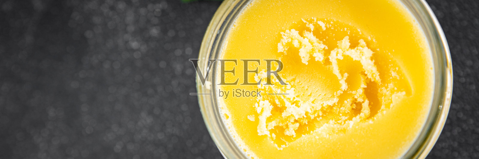 酥油或澄清黄油美味的美食背景，桌面上的乡村风格美食俯视图，留白空间，适合生酮和古饮食，素食和纯素食。照片摄影图片