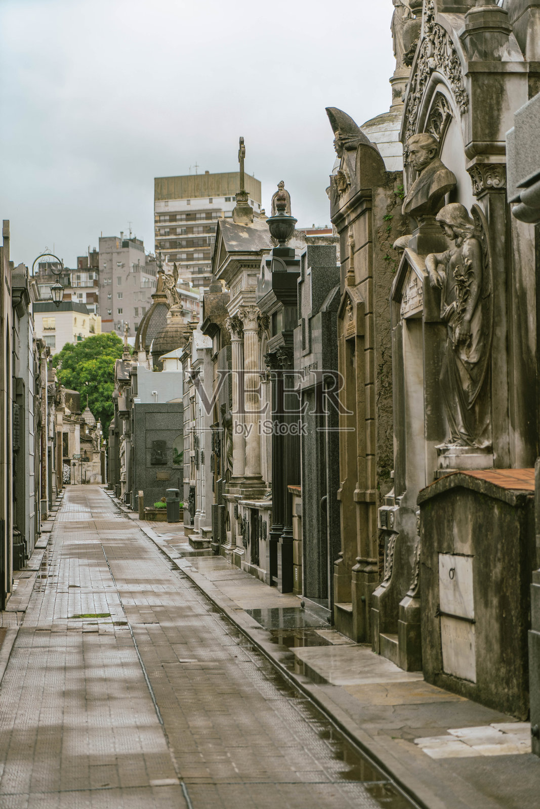 城市中的古老墓碑照片摄影图片