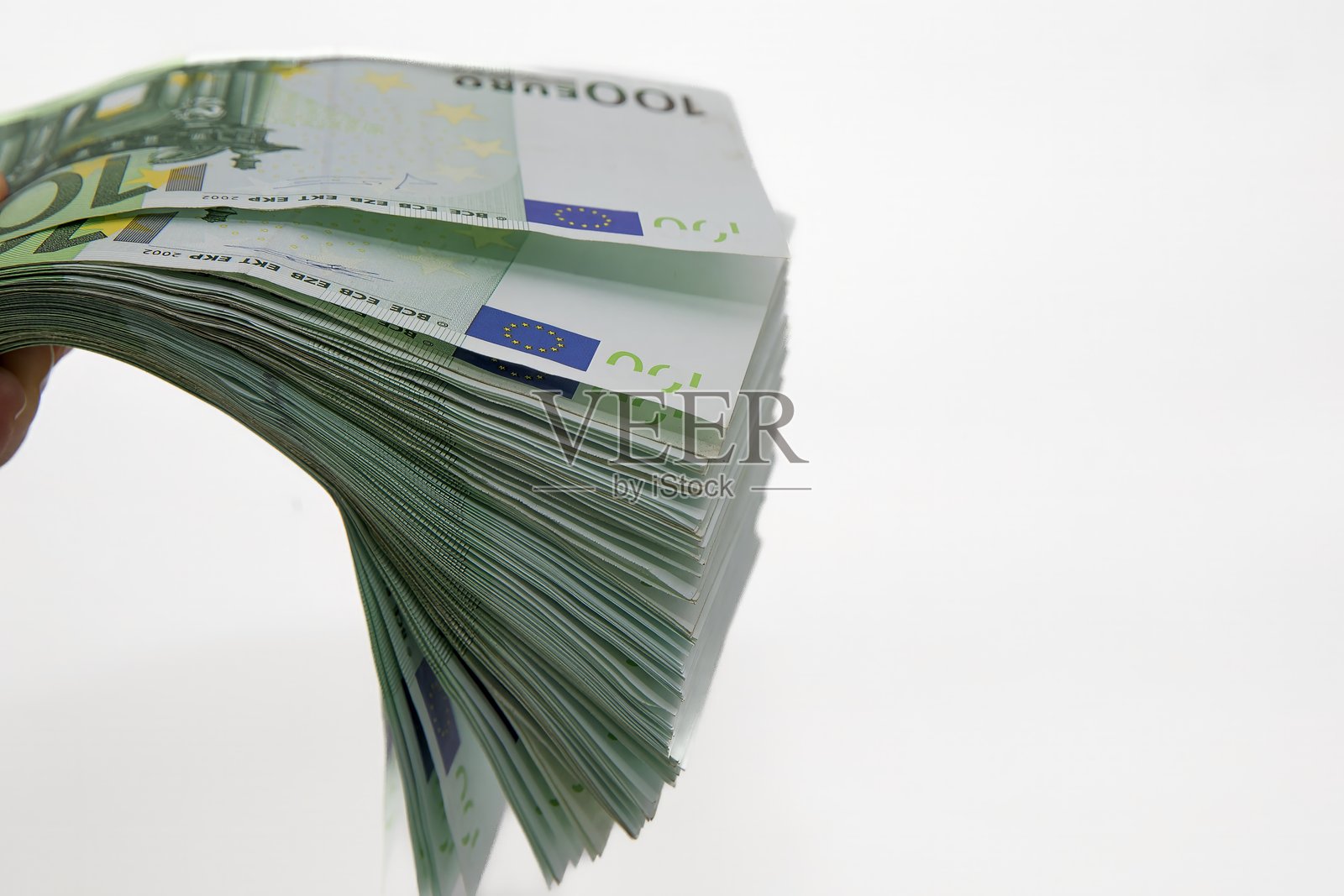 手中握着厚厚的一叠百欧元钞票，财务财富概念照片摄影图片