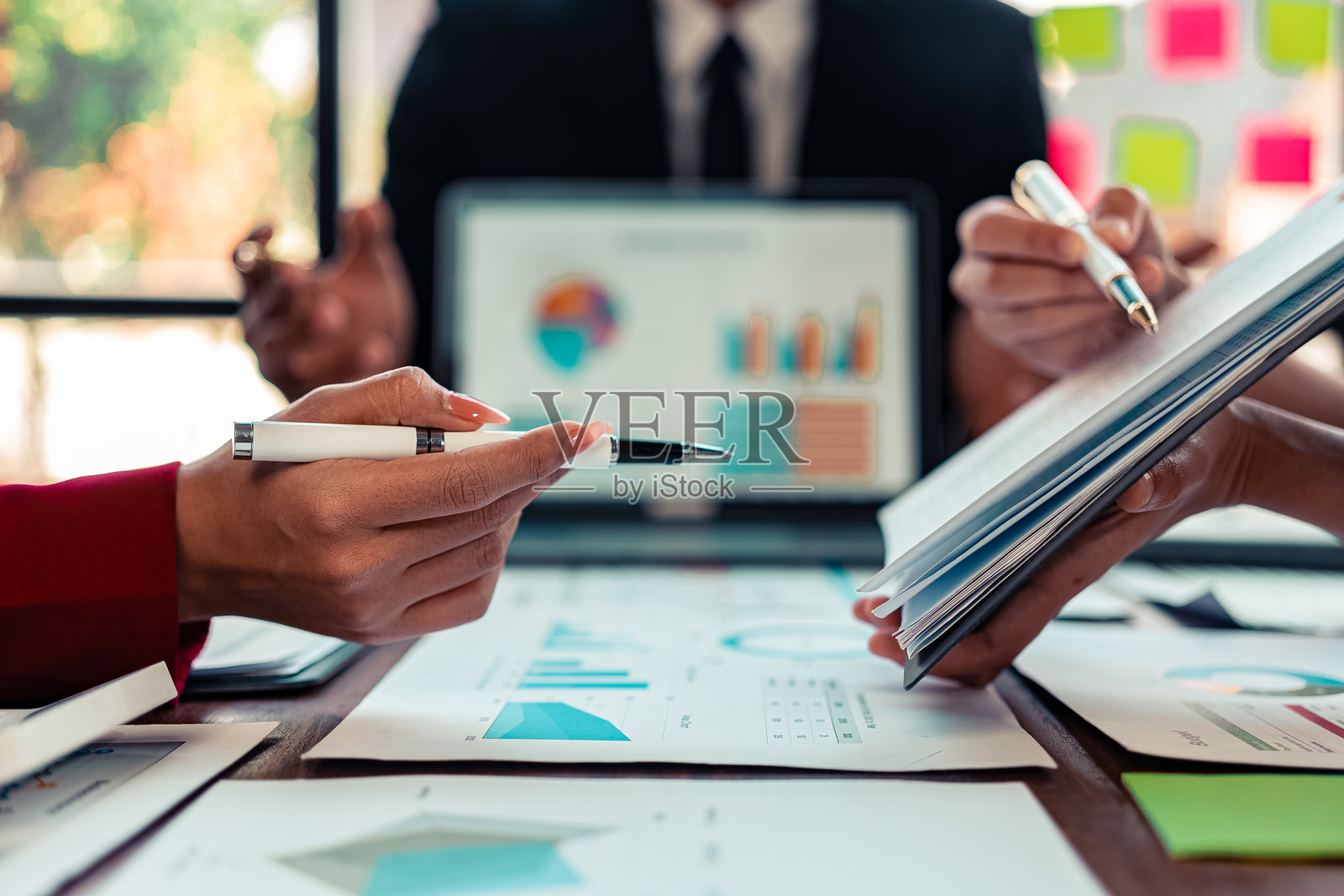 用于商务演示或研讨会的会议室 特写手指向桌上的图表和数据分析 关于统计的协作讨论 商务团队正在进行分析工作照片摄影图片