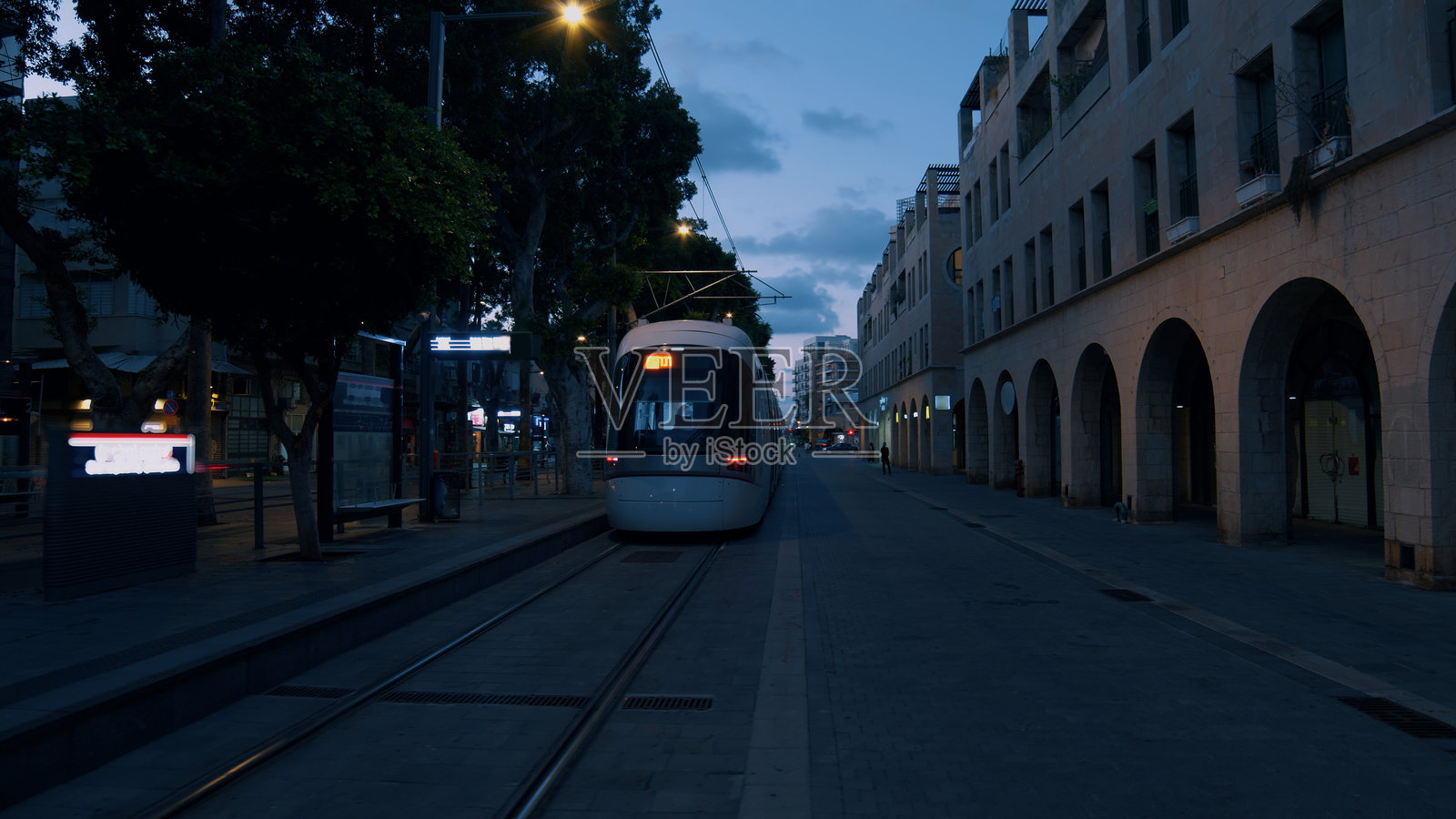 现代电车在黄昏时分抵达特拉维夫雅法车站照片摄影图片