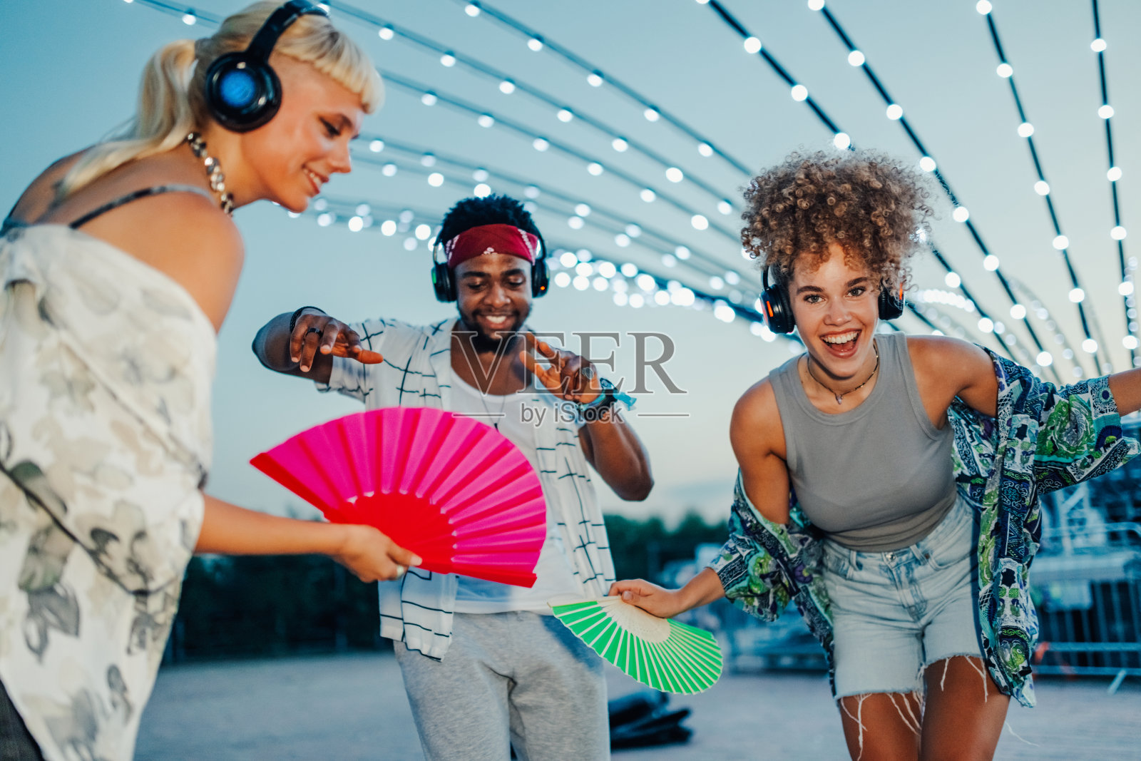 朋友们在静音派对活动中听音乐和跳舞照片摄影图片