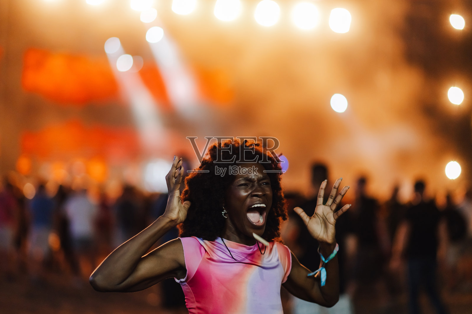 兴奋的年轻女性在夜间音乐会上享受现场音乐照片摄影图片