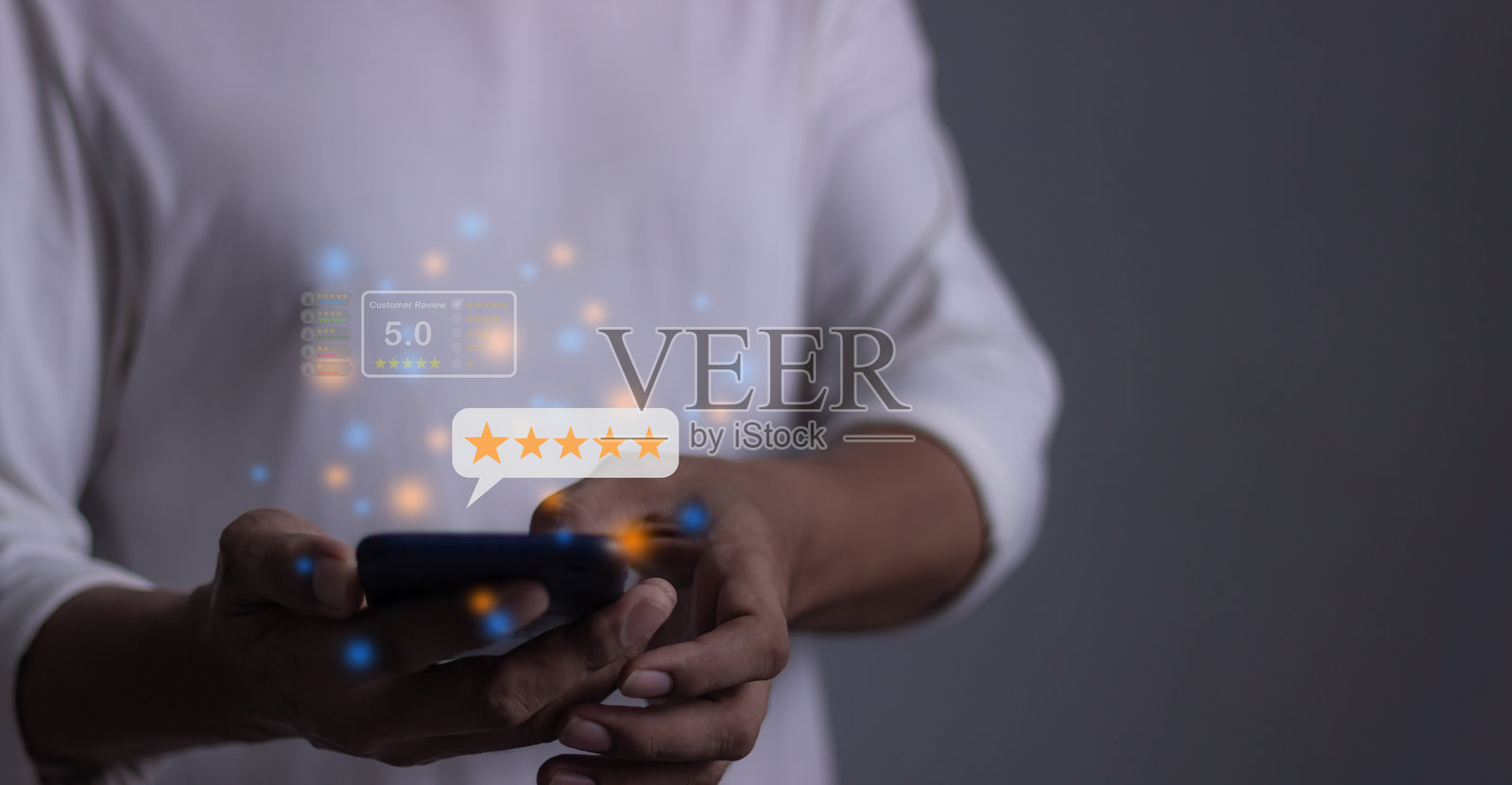 年轻男子手持智能手机，给予五星好评，反馈服务非常出色，选择五星评价。照片摄影图片