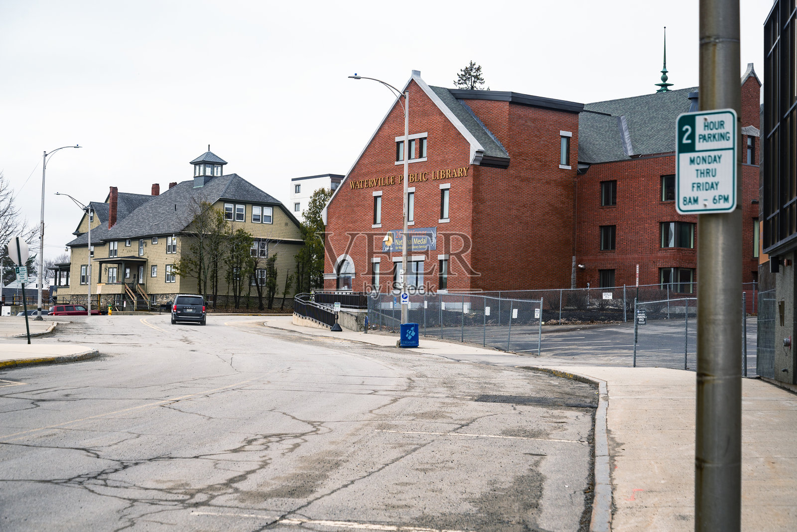 美国缅因州奥古斯塔市中心主街上的历史建筑。照片摄影图片