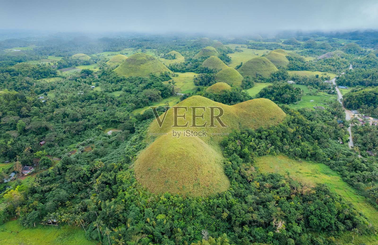 空中壮丽 – 飞越菲律宾博霍尔标志性的巧克力山照片摄影图片