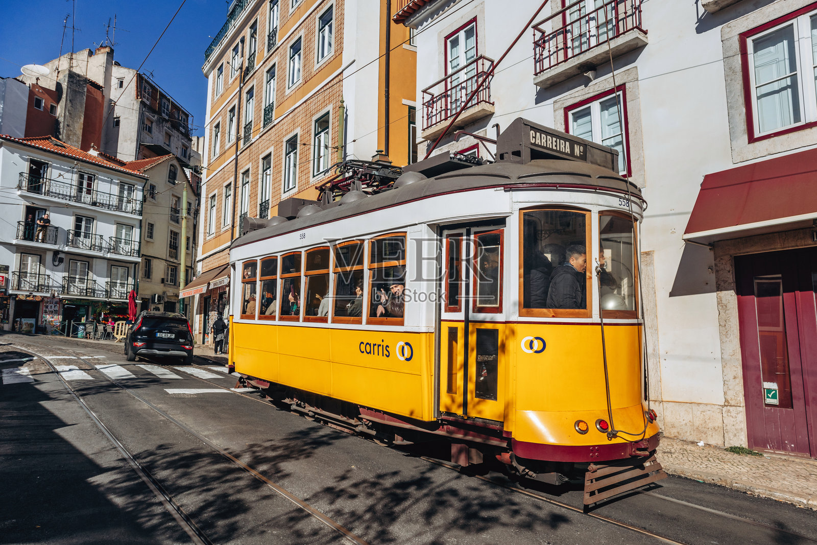 葡萄牙里斯本市中心著名的历史电车照片摄影图片