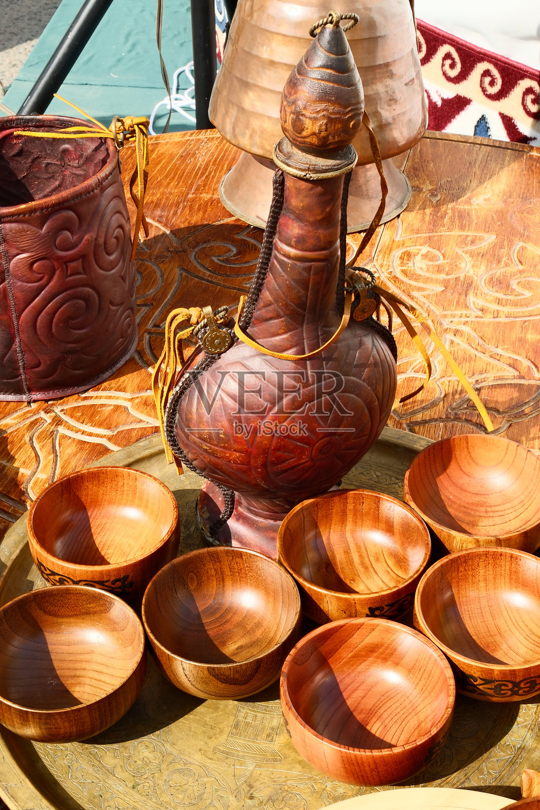 市场上展示的传统木碗和皮革工艺品。照片摄影图片