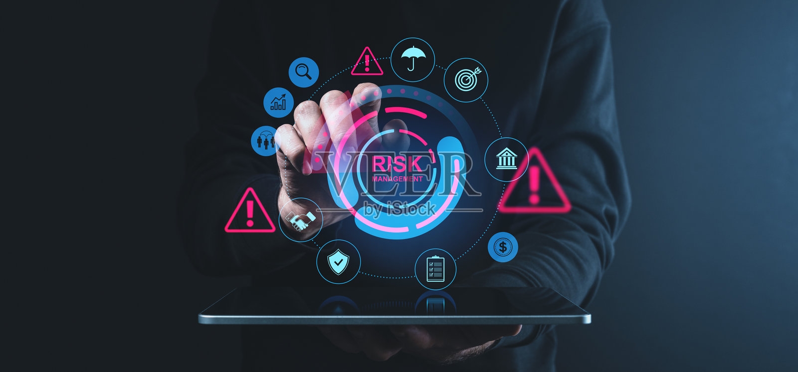 商人正在平板电脑上使用数字风险管理界面。照片摄影图片