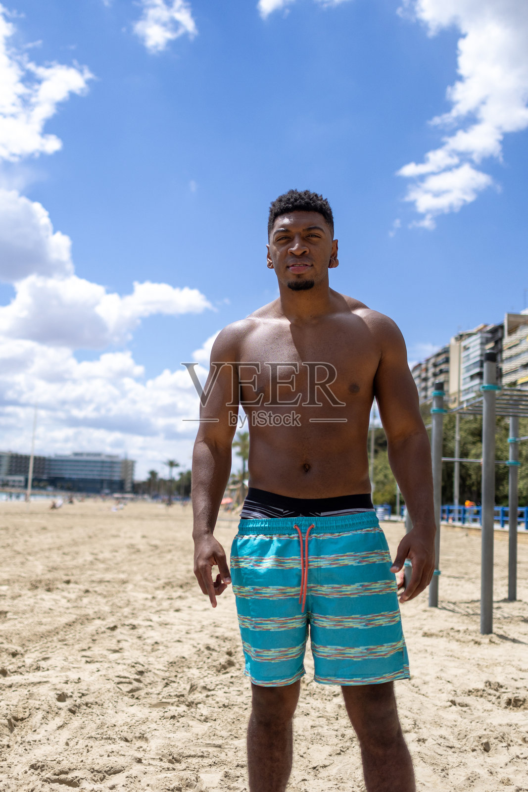 阳光下站着的赤裸上身的非裔美国男性照片摄影图片