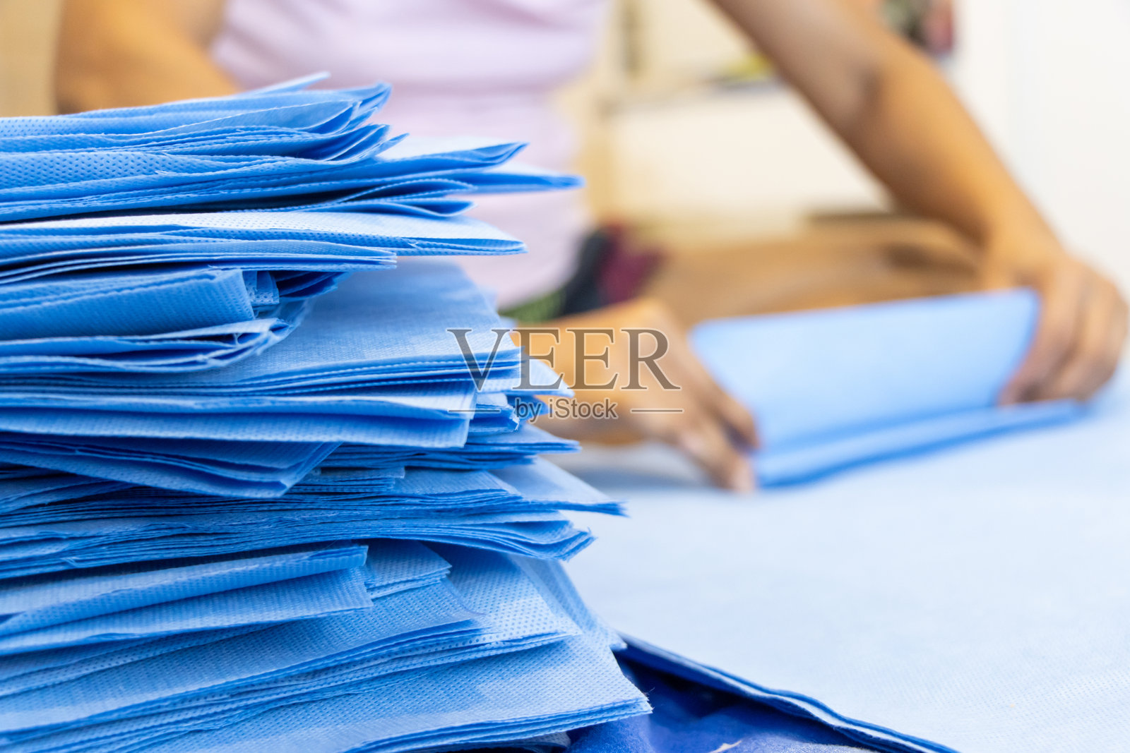 在家用消毒包装纸制作防护口罩。自制口罩以防止灰尘、雾霾和病毒。照片摄影图片