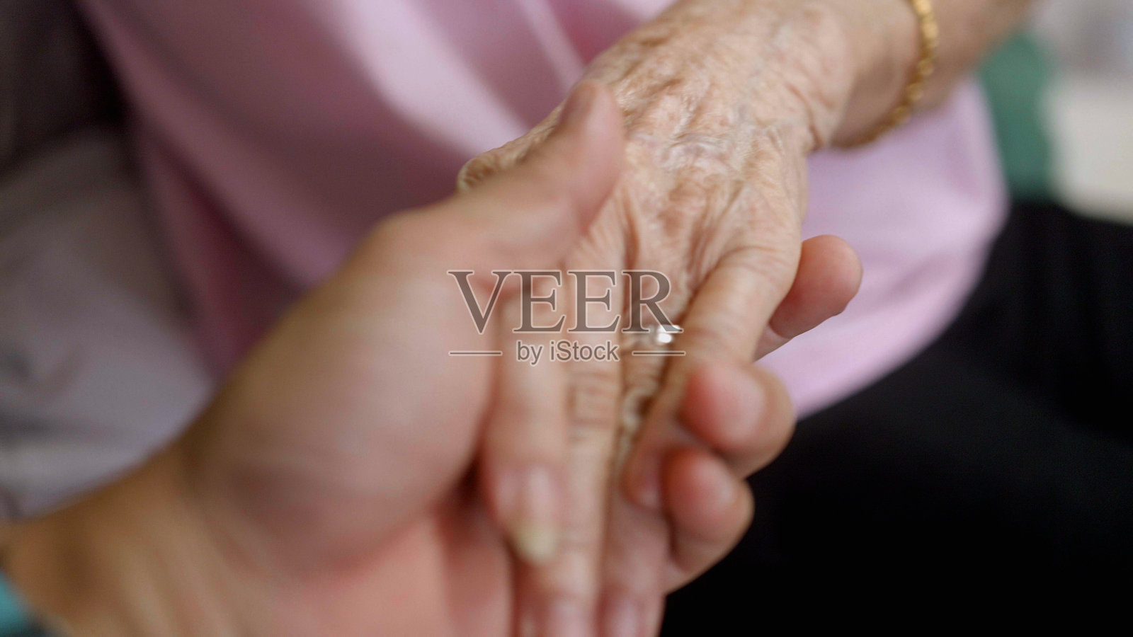 手牵手，充满爱与关怀。照片摄影图片