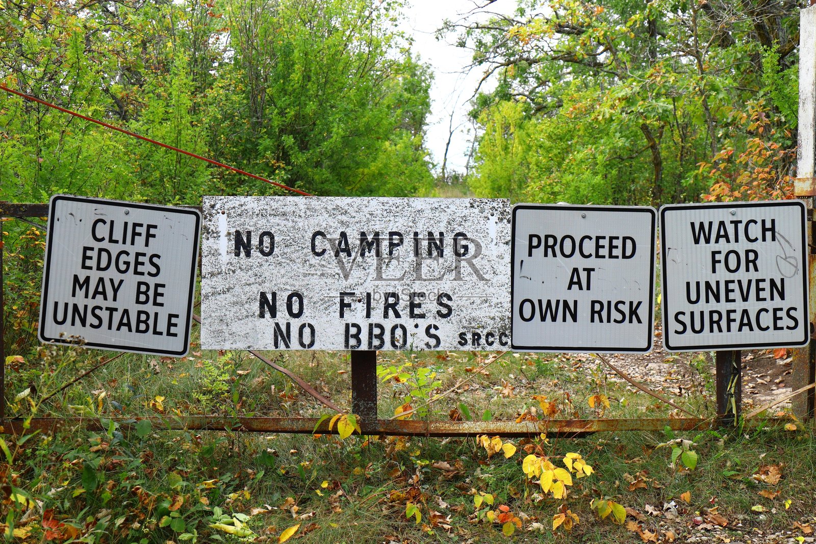 森林公园区域的警告标志照片摄影图片