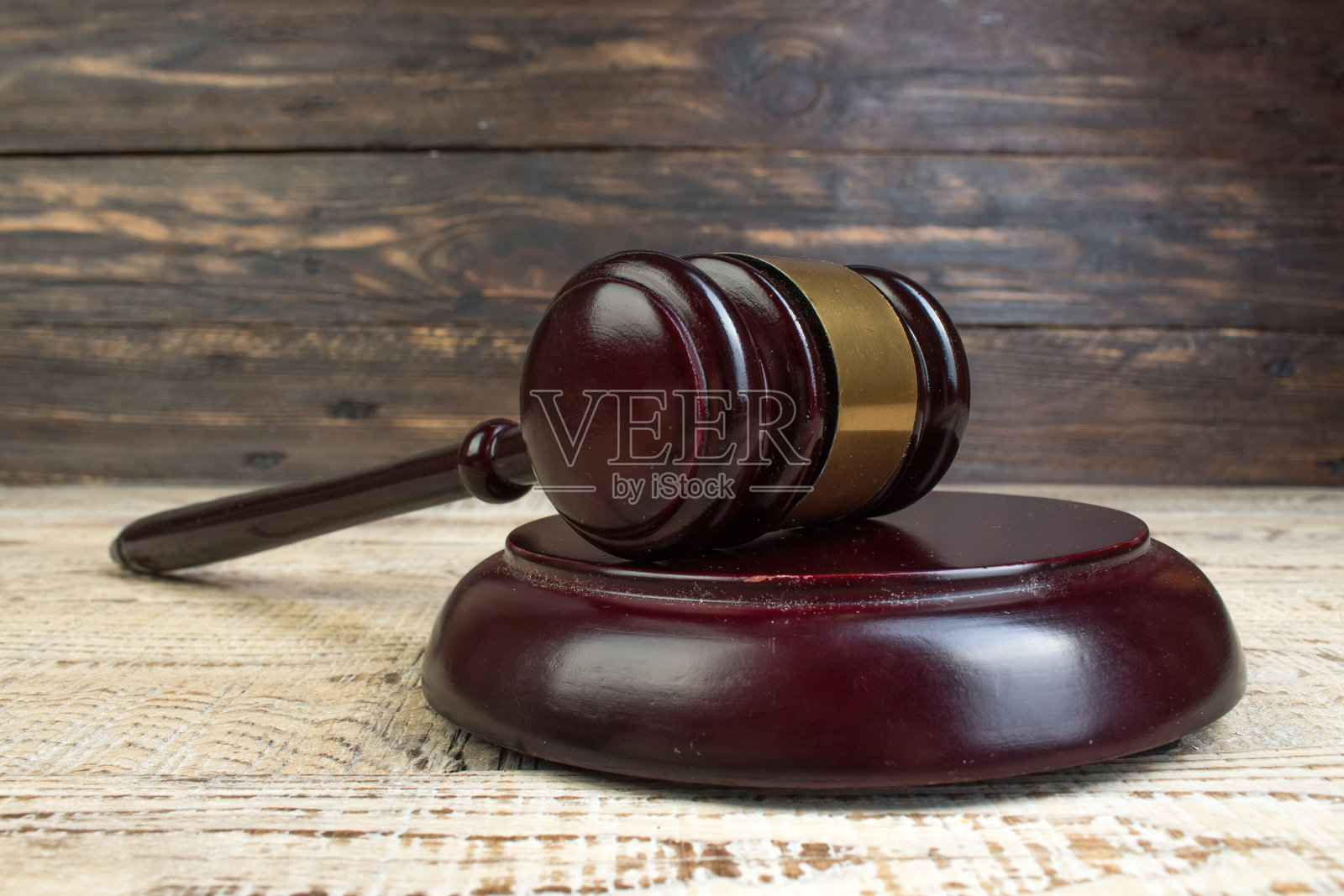 法官的法槌放在木桌上。正义与法律的概念。照片摄影图片