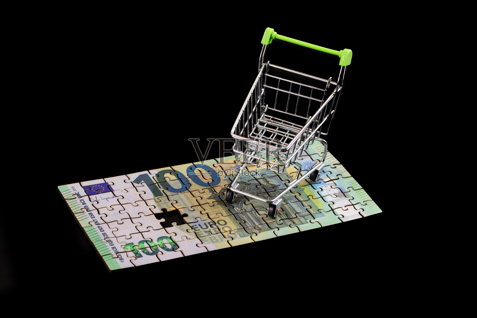 由拼图块组成的100欧元钞票和一个空的超市购物车照片摄影图片