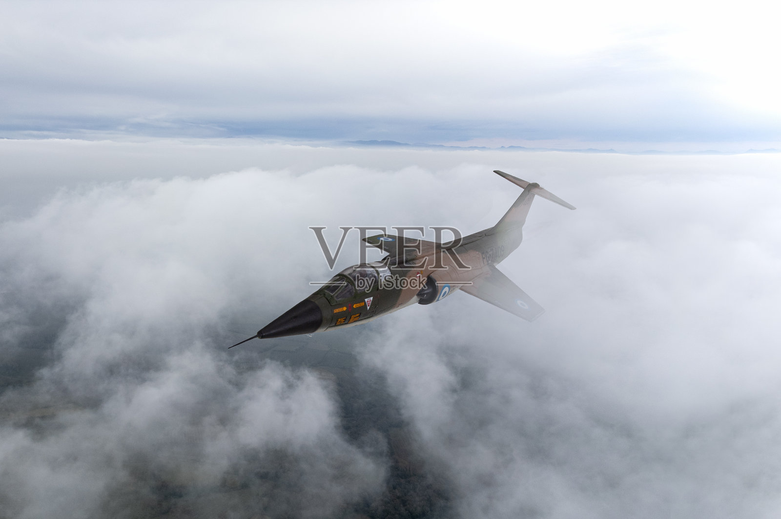 战斗机飞越云层。照片摄影图片