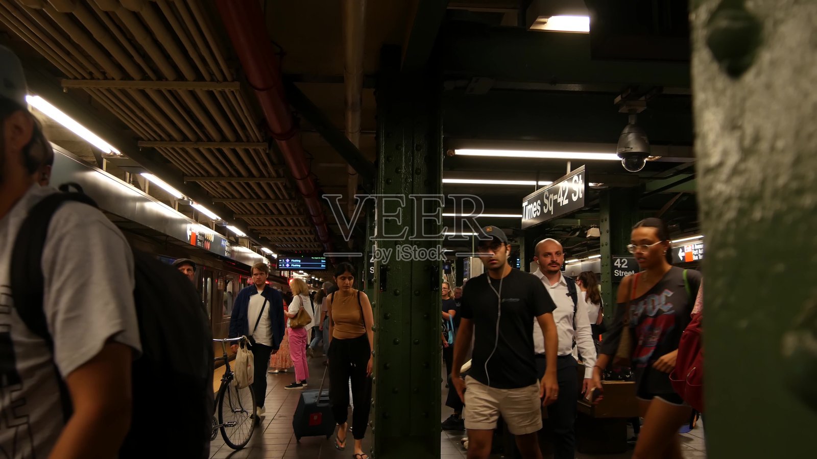 纽约地铁站，地下城市平台标志。地铁铁路乘客运输。照片摄影图片