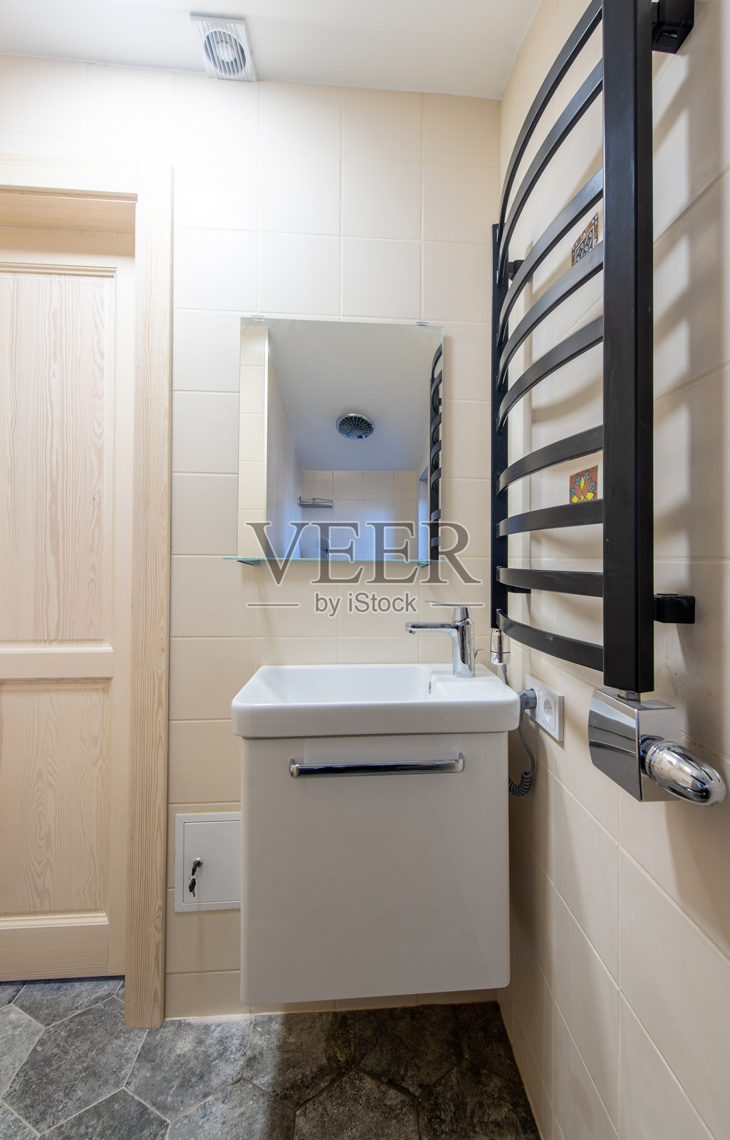 现代家居浴室，配有洗手池、毛巾加热器和现代装饰。卫生间照片摄影图片