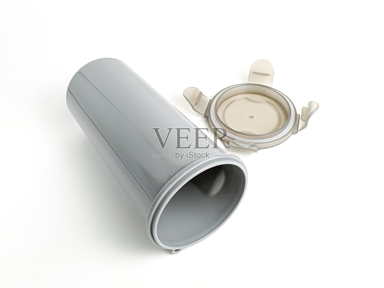 白色背景上的塑料杯照片摄影图片