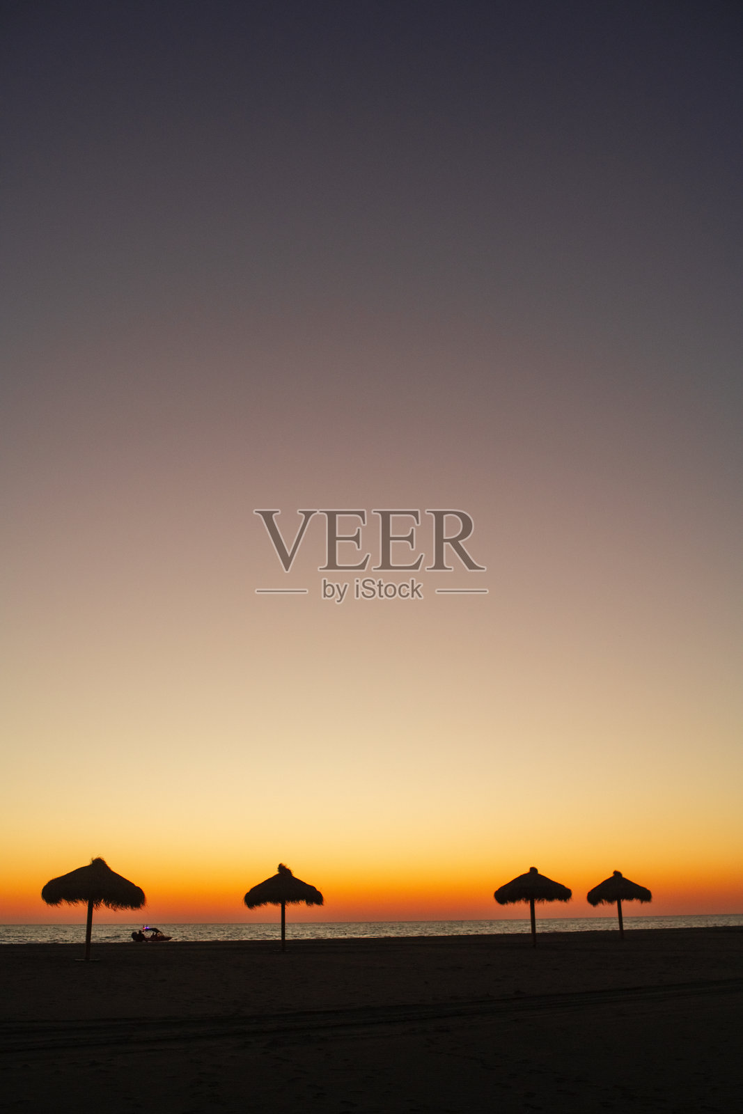 美丽日落下的海滩照片摄影图片