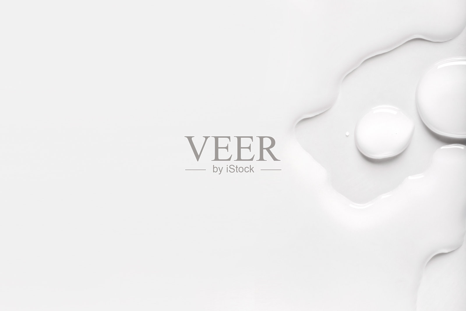 透明凝胶精华液的水滴在灰色背景上照片摄影图片