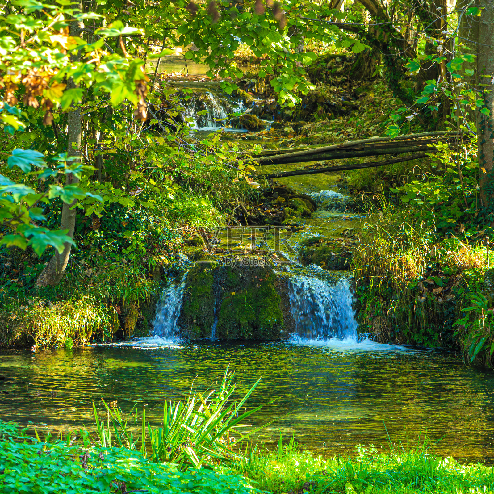 法国南部圣阿弗里克的小溪照片摄影图片