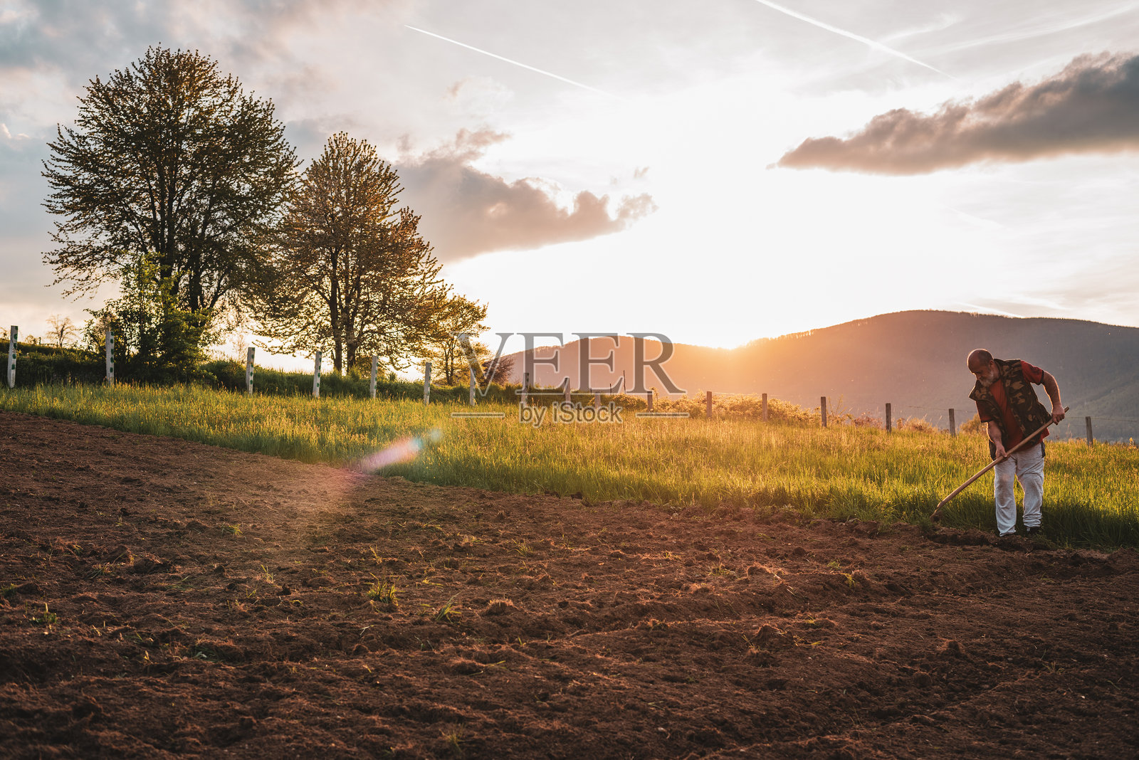 春天，农民在农业田地里工作。照片摄影图片