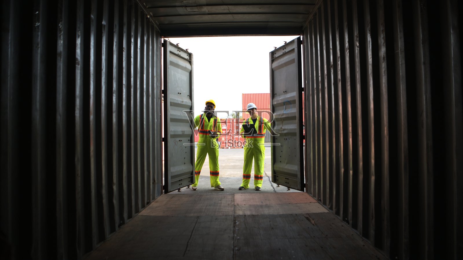工程师和技术人员在集装箱制造和存储现场检查集装箱内部并下达维修订单照片摄影图片