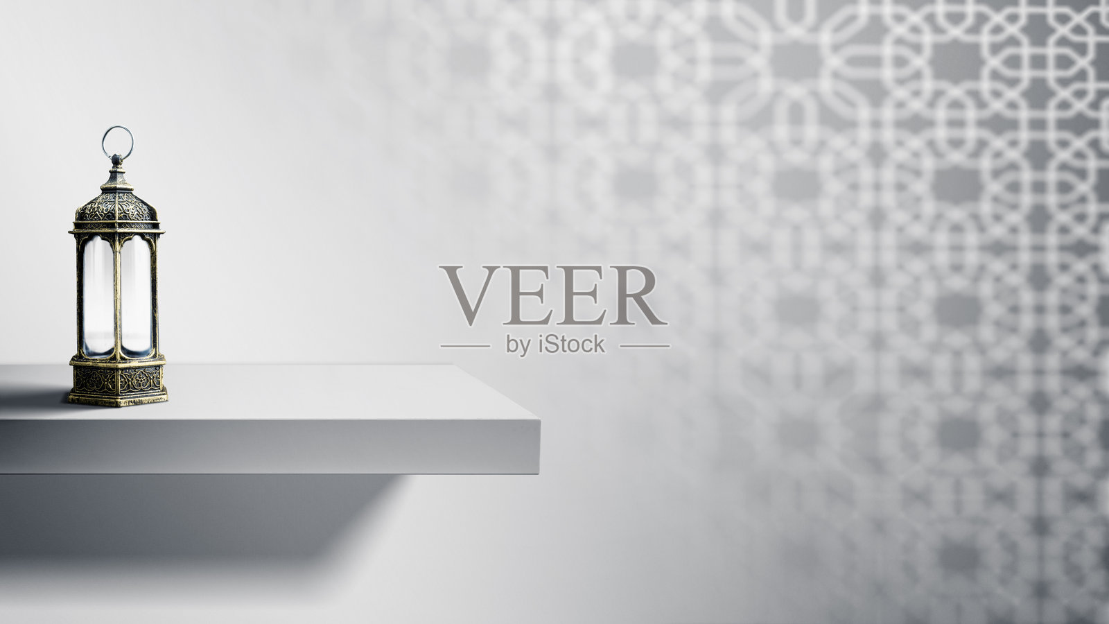 带有几何无缝图案墙背景的架子上的传统阿拉伯灯笼。留白或样板。开斋节和拉马丹的概念。伊斯兰背景照片摄影图片