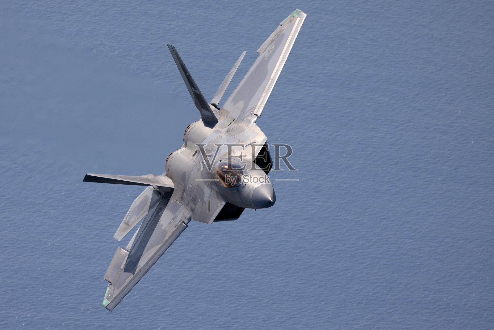 F-22猛禽战斗机在转弯时的特写，飞越太平洋照片摄影图片