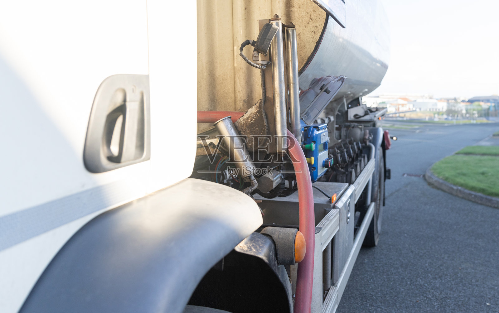 供油油罐车的供油管道照片摄影图片