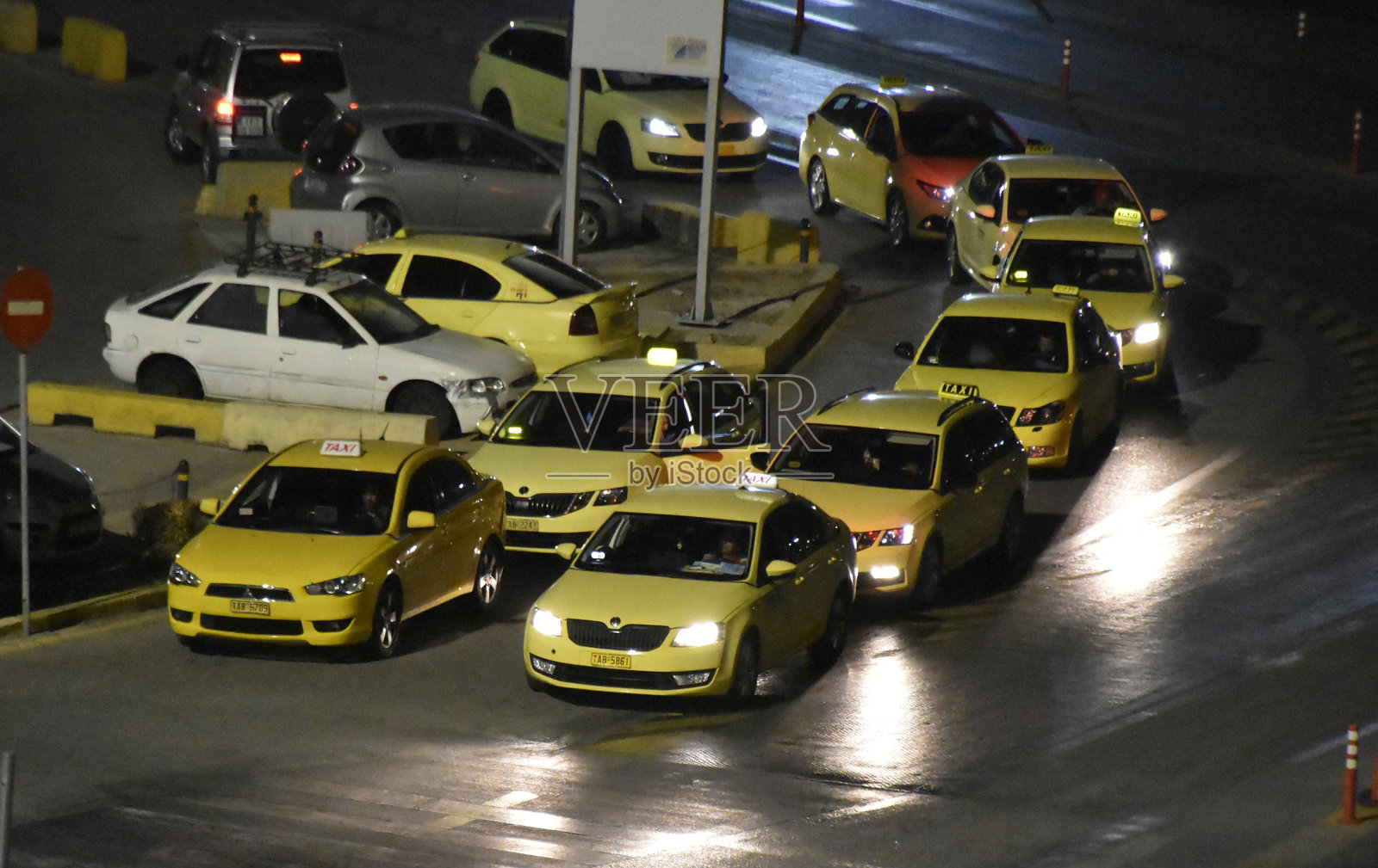 比雷埃夫斯夜间出租车站，希腊比雷埃夫斯港，交通运输照片摄影图片