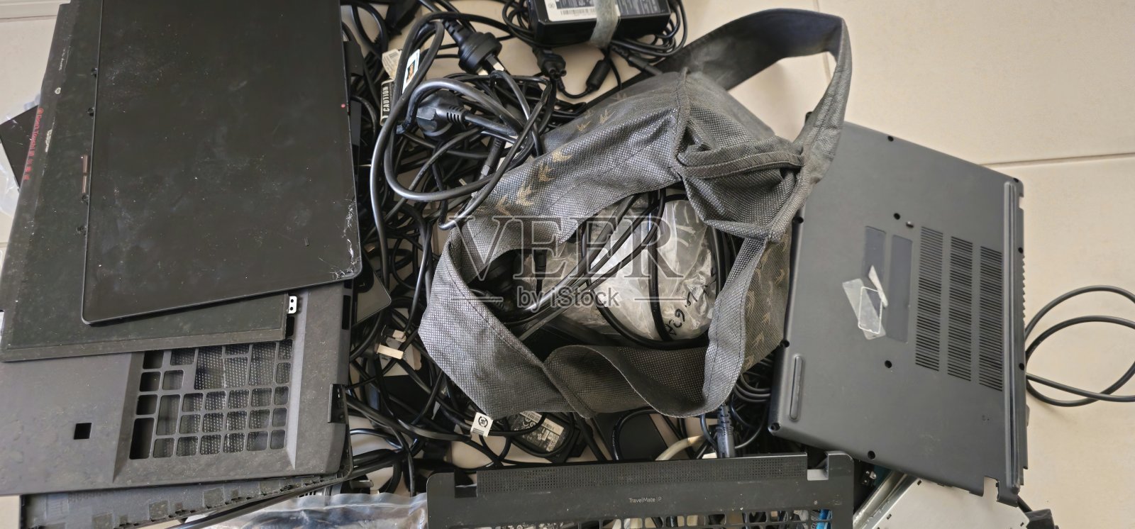 回收和分类电子废物。照片摄影图片