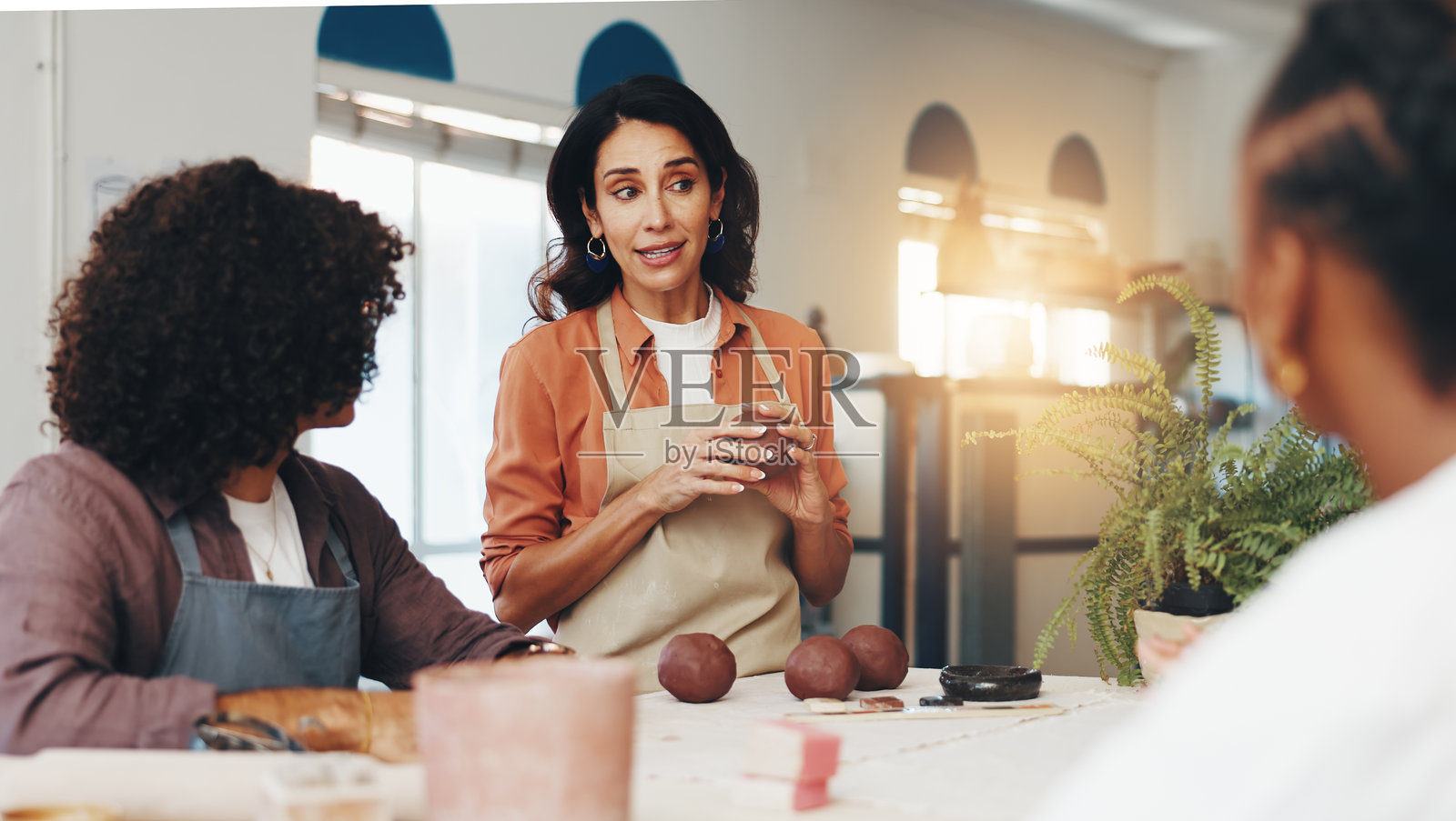 课堂上，学生们和老师一起用粘土进行陶艺创作，培养发展和创造力，进行学习工作坊。学生们和作为导师的女性一起，进行雕塑、艺术设计和陶瓷教学技能的学习。照片摄影图片