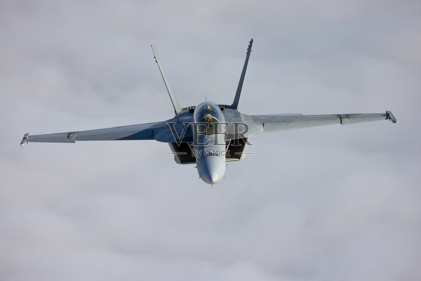 F/A-18F超级大黄蜂战斗机在云层上方的正面视图照片摄影图片