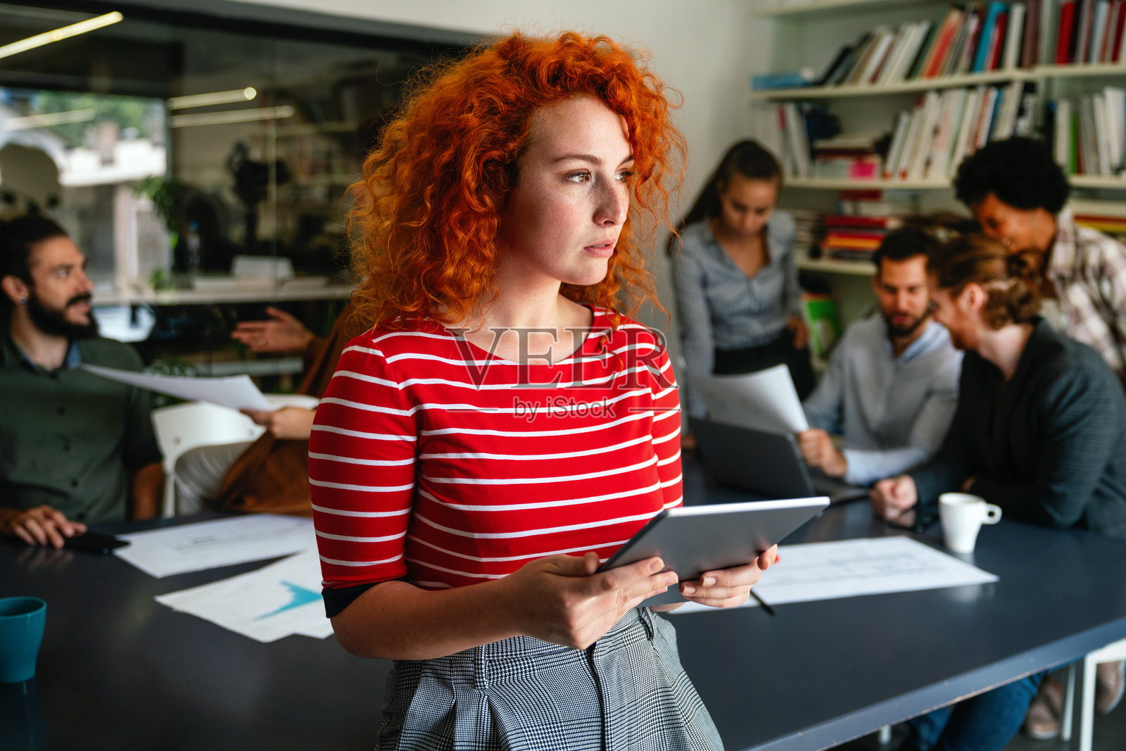 软件、编程和商业女性在平板电脑上思考数据分析和数字技术。照片摄影图片