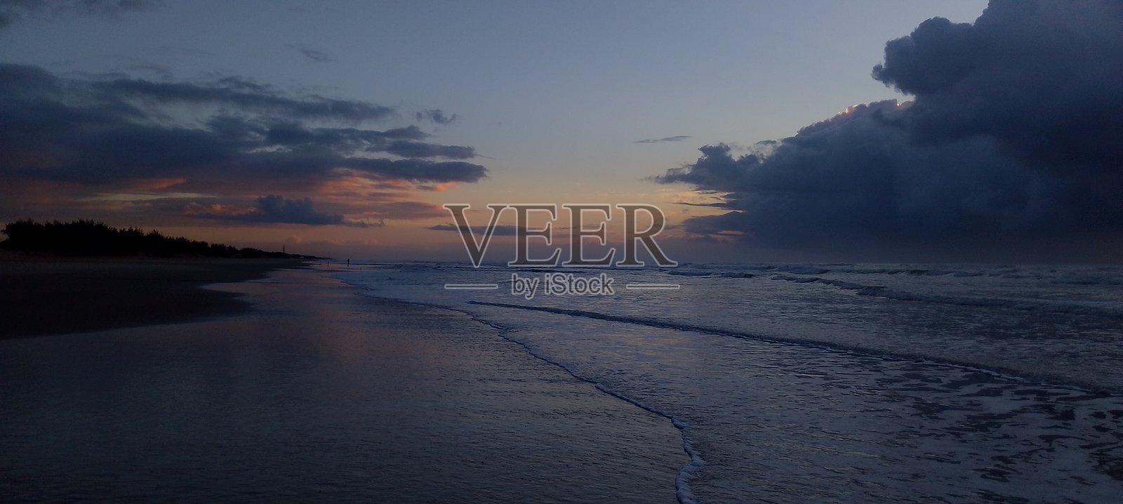 雨后海滩的日出摄影照片摄影图片