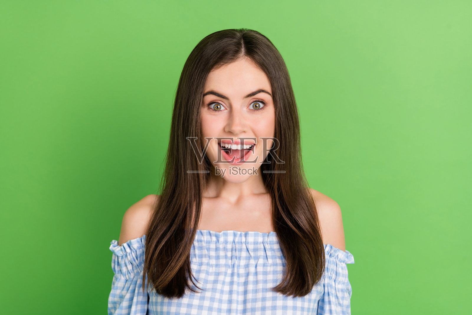 迷人、兴奋、疯狂、惊讶的女性在绿色背景下看到黑色星期五促销活动。照片摄影图片