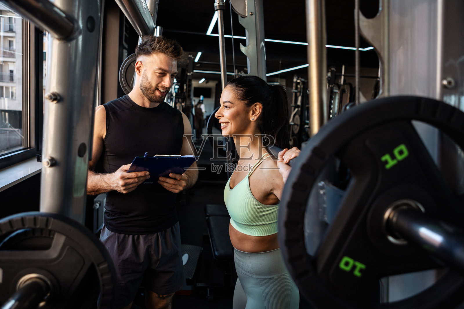 运动员在教练的指导下准备进行重型硬拉照片摄影图片