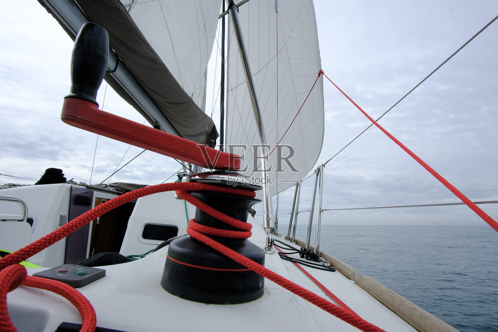 一艘帆船的视角，配备了准备控制绳索和帆的绞盘和绳索。照片摄影图片
