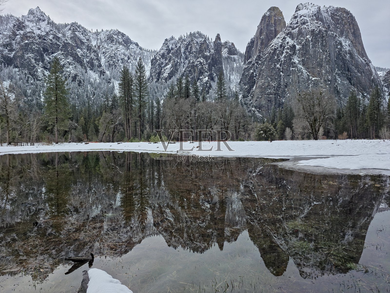 优胜美地的冬季倒影：大教堂岩石与雪的宁静照片摄影图片