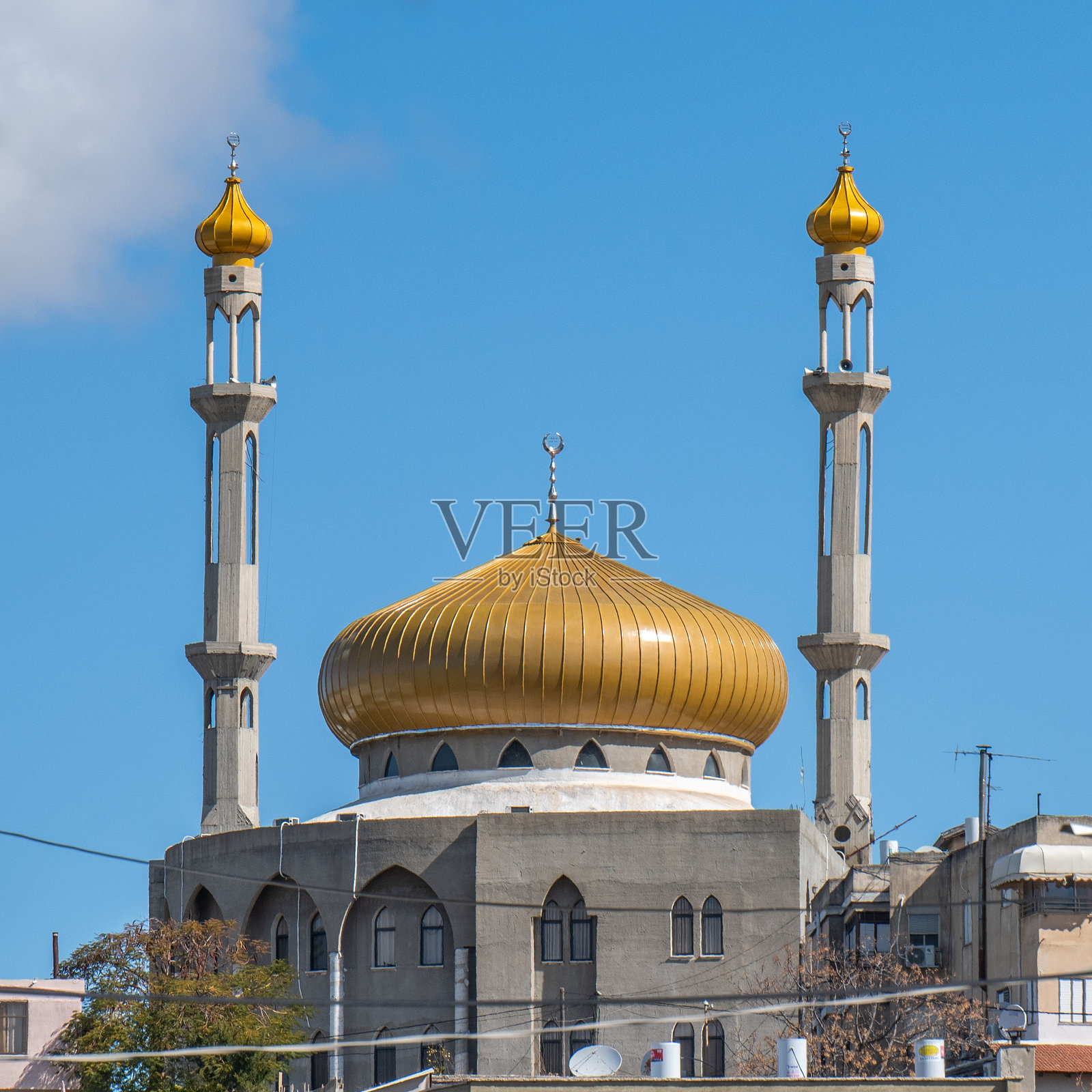 金色的光芒洒在圣地上，散发出温暖的光辉。照片摄影图片