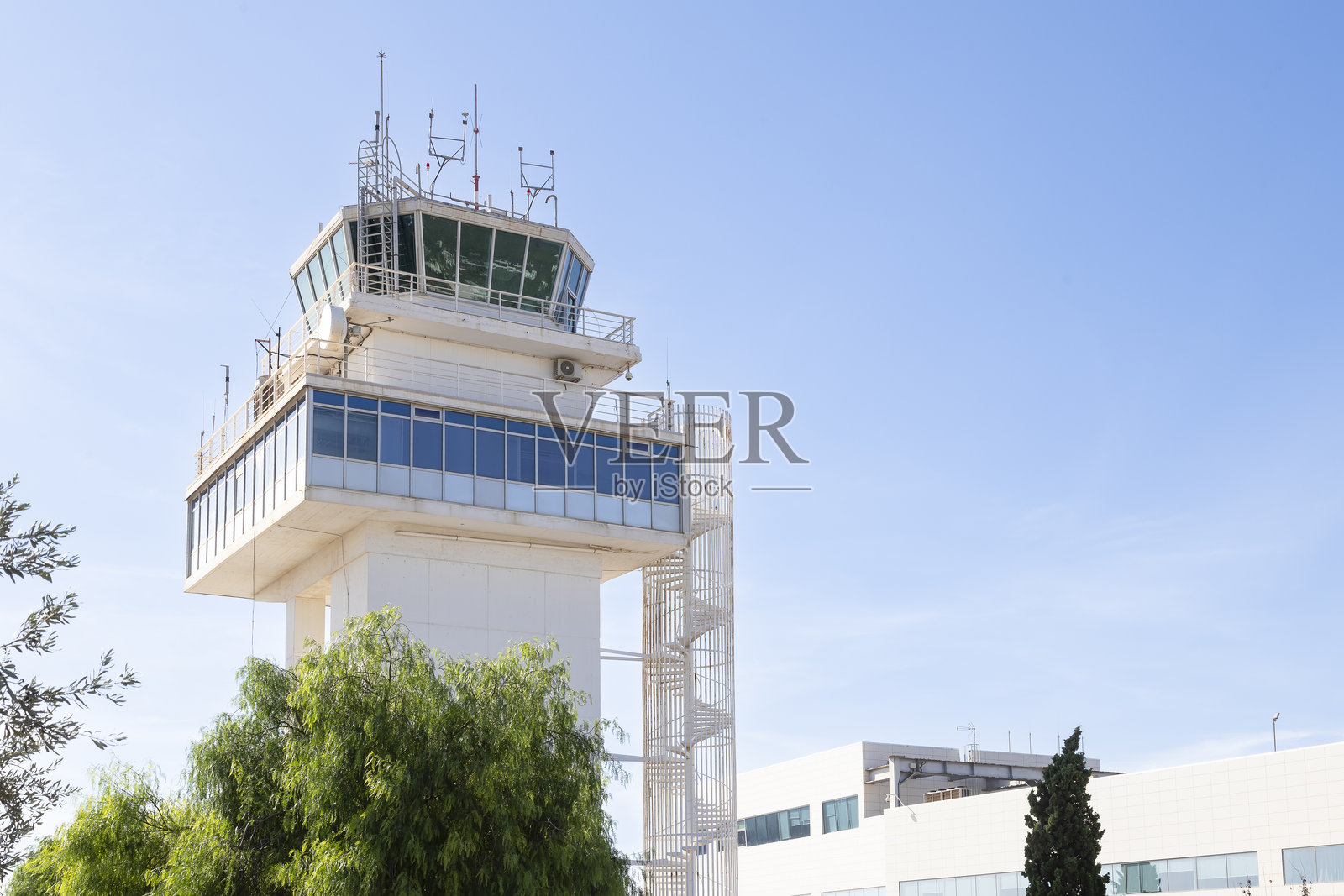 伊比萨机场的空中交通管制塔。照片摄影图片