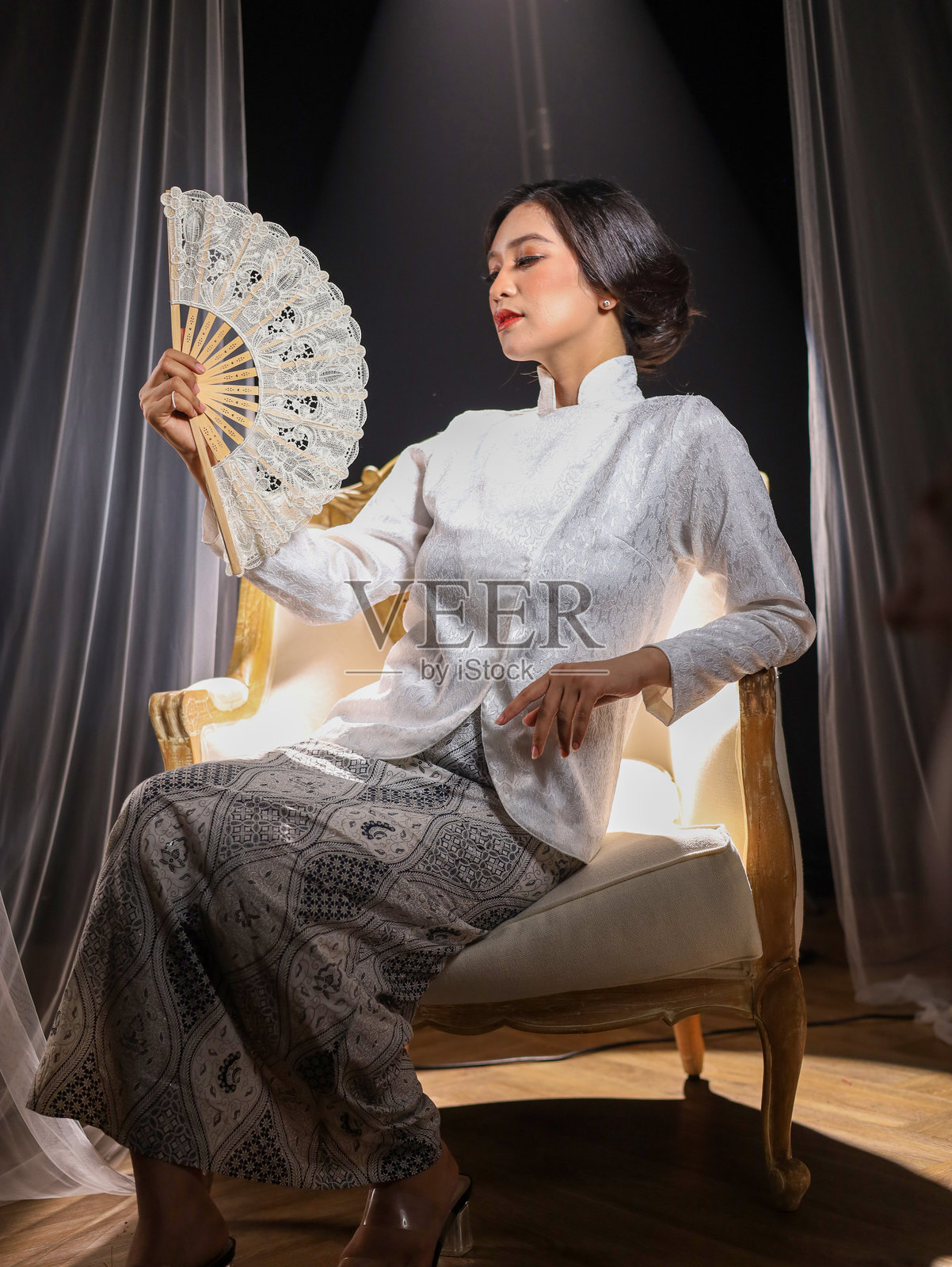 穿着卡巴雅的女性照片摄影图片