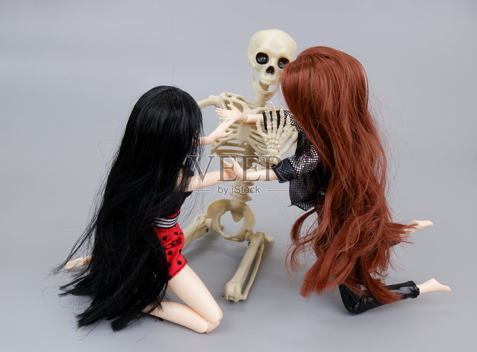 两个女性玩偶和一个人类骨骼照片摄影图片