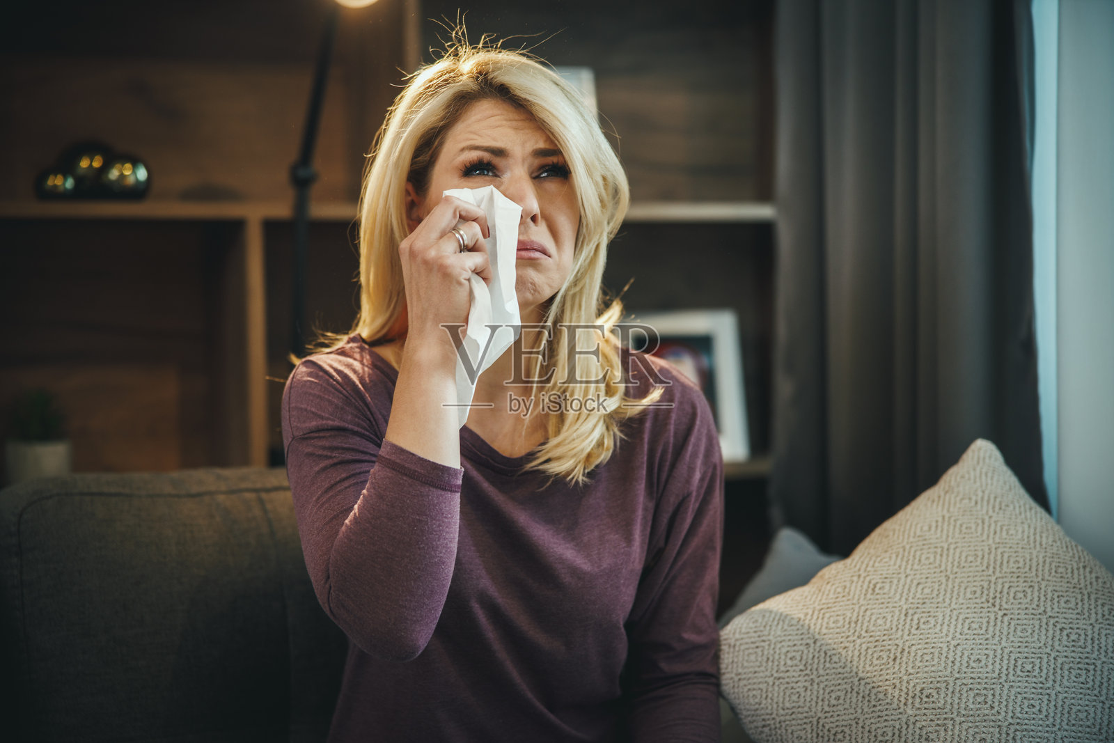 有时候，坚强真的很难。照片摄影图片