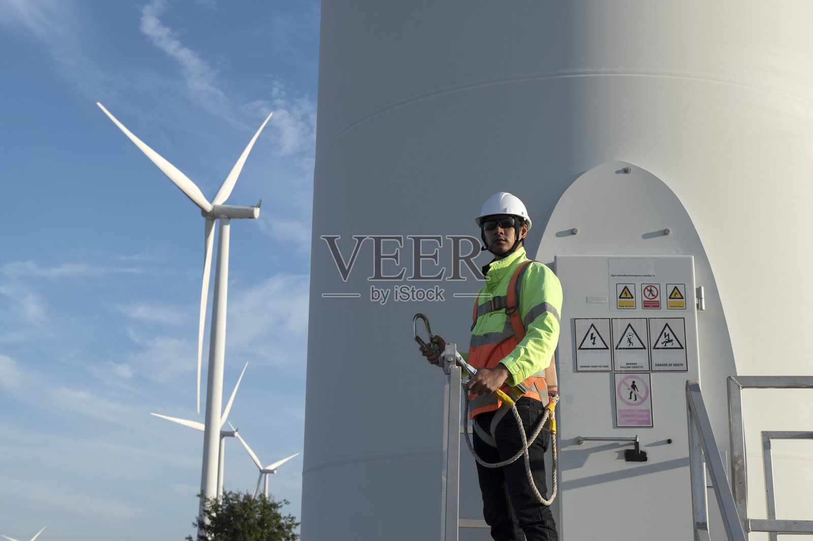 风力发电场的工程师照片摄影图片